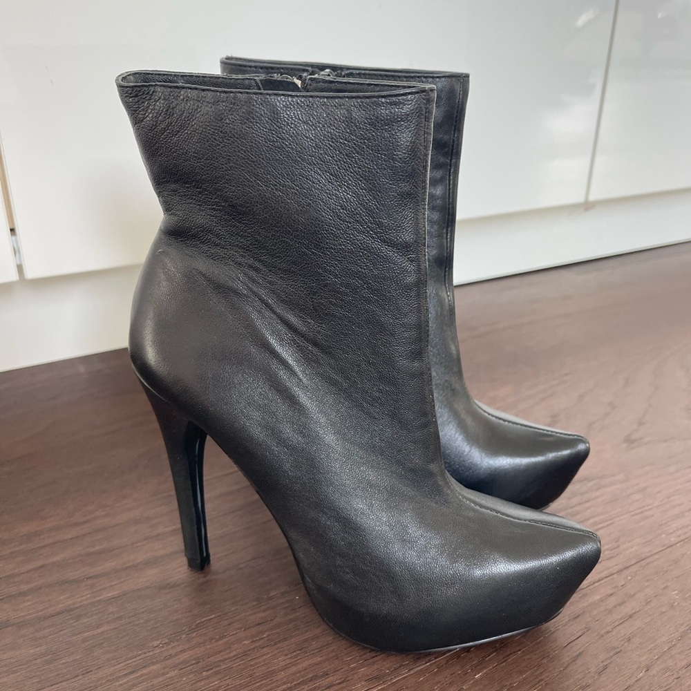 Genuine Leather boots size 6 Penny loves Kenny